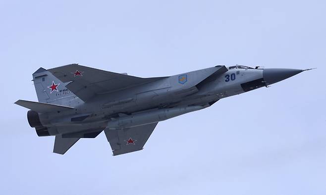 러시아 공군 미그-31 전투기가 킨잘 미사일을 탑재한 채 비행하고 있다. 세계일보 자료사진