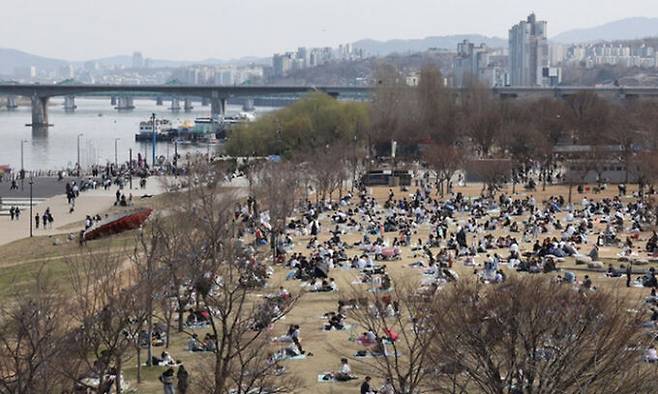서울의 낮 기온이 22도까지 오르며 완연한 봄 날씨를 보인 지난달 24일 여의도 한강공원을 찾은 시민들이 돗자리를 펴고 앉아 봄 날씨를 만끽하고 있다. 남정탁 기자