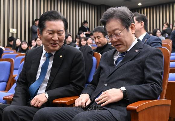 6일 이재명(오른쪽) 더불어민주당 대표가 국회에서 열린 의원총회에 참석해 정청래 최고위원과 이야기를 나누고 있다. 2024.2.6안주영 전문기자