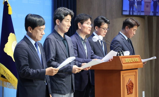 더불어민주당 의원과 당선인들이 12일 오전 서울 여의도 국회 소통관에서 문재인 전 대통령 주변 수사와 관련해 기자회견을 하고 있다. 왼쪽부터 이성윤 당선인, 윤건영 의원, 이용선 의원, 진성준 의원, 이기헌 당선인.
