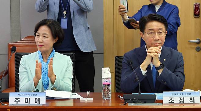 지난 8일 더불어민주당 조정식 의원과 추미애 당선인이 서울 국회 의원회관에서 열린 기본사회 정책 간담회에 참석했다. ⓒ연합뉴스