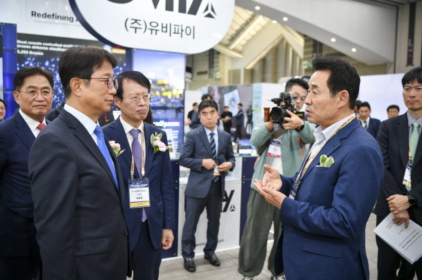 지난 9일 백영현 포천시장(오른쪽 두번째)이 박상우 국토교통부 장관(윈쪽 두번째)과 대화를 하고 있다. 사진제공 | 포천시