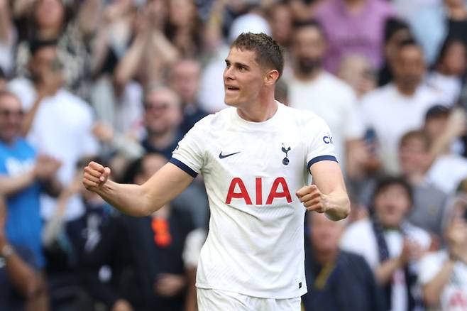 캡틴 손흥민(32)이 풀타임을 소화했지만 침묵하면서 10·10 달성은 또다시 다음 기회로 미뤄졌다. 토트넘 홋스퍼는 후반 막판 터진 미키 판 더 펜의 역전 결승골에 힘입어 번리에 2-1 역전승을 거뒀다. Getty Images