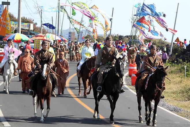 탐라국 건국 삼을나의 신부 맞이 (제주=연합뉴스) 지난 2011년 10월 7일 제주도 서귀포시 온평리 해안에서 탐라(耽羅)국을 세운 고(高).양(梁).부(夫) 삼을나(三乙那)가 벽랑국의 세 공주를 만나 말을 타고 혼인지로 이동하는 모습이 재현됐다. [연합뉴스 자료사진]