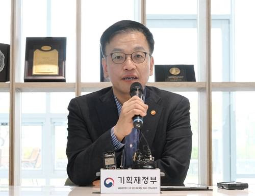최상목 부총리, 기자 간담회 최상목 부총리 겸 기획재정부 장관이 지난 10일 반도체 기업 에이치피에스피(HPSP)에서 열린 기자 간담회에서 발언하고 있다. [기획재정부 제공. 재판매 및 DB금지]