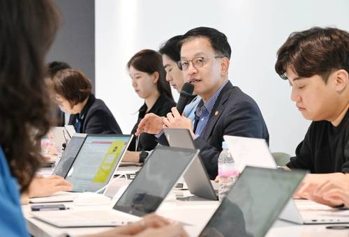 최상목 부총리, 기자 간담회 최상목 부총리 겸 기획재정부 장관이 지난 10일 반도체 기업 에이치피에스피(HPSP)에서 열린 기자 간담회에서 발언하고 있다. [기획재정부 제공. 재판매 및 DB금지]