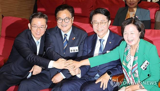 손잡은 추미애-조정식-우원식-정성호 (서울=연합뉴스) 김주형 기자 = 더불어민주당 정성호(왼쪽부터), 우원식, 조정식, 추미애 국회의장 후보자들이 3일 오전 국회 의원회관에서 열린 제22대 국회 더불어민주당 제1기 원내대표 선출 당선자 총회에 입장해 손잡고 있다. 2024.5.3 kjhpress@yna.co.kr