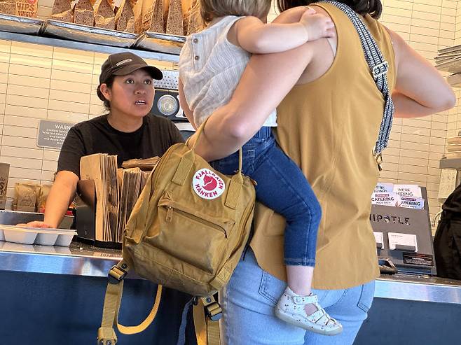 미국 캘리포니아주의 한 레스토랑에서 직원이 고객에게 주문을 받고 있다. (사진=AFP)