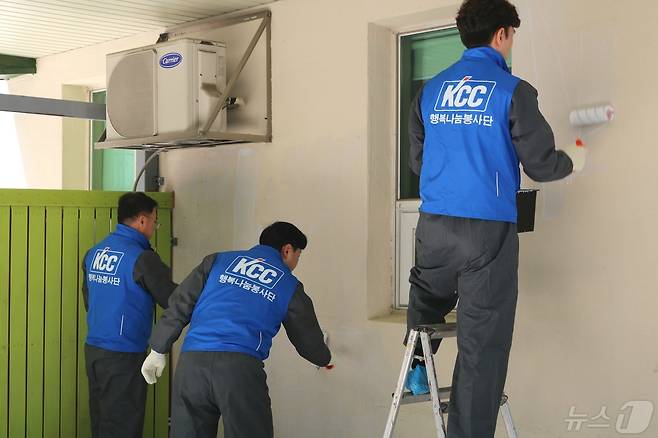 KCC 행복나눔봉사단이 울산시 소재 복지기관 외부를 페인트로 도색하고 있다.(KCC 제공) 2024.5.13/뉴스1