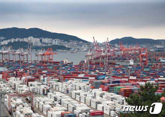 4월 기준 7개월 연속 증가했던 수출이 5월 들어 10일 현재 상승세를 이어가고 있다.  /뉴스1