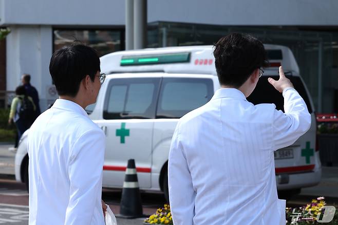 8일 서울 시내 대형병원에서 의료진이 이동하고 있다. 2024.5.8/뉴스1 ⓒ News1 신웅수 기자