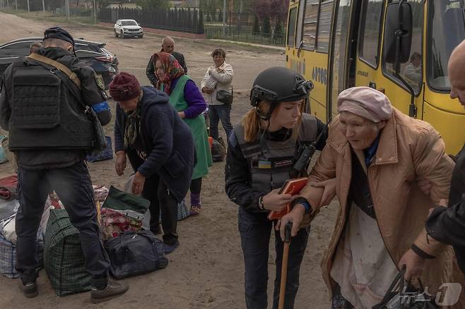 러시아군의 공세가 격화되고 있는 하르키우 접경지 주민들이 12일(현지시간) 하르키우 지정 대피소로 피난하는 모습. 2024.05.12. ⓒ AFP=뉴스1 ⓒ News1 정지윤기자