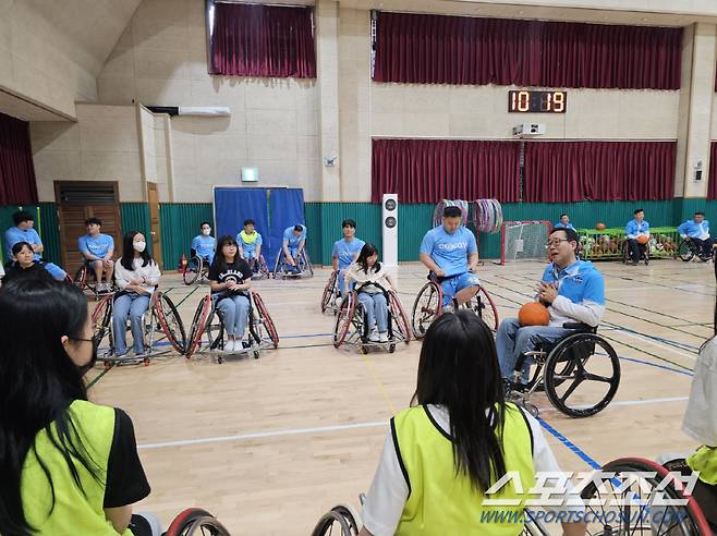 임찬규 코웨이 블루휠스 단장이 휠체어농구 미니게임 전 아이들에게 게임의 룰을 설명하고 있다.