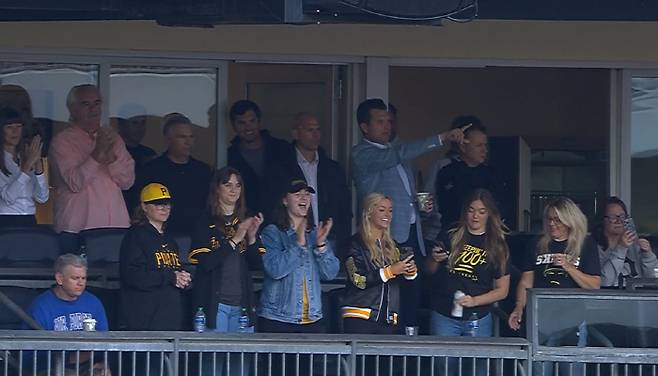 폴 스킨스의 데뷔전을 응원하고 있는 가족과 지인들. 아랫줄 오른쪽에서 4번째가 스킨스의 여자친구인 올리비아 던. 사진=MLB.TV 캡처