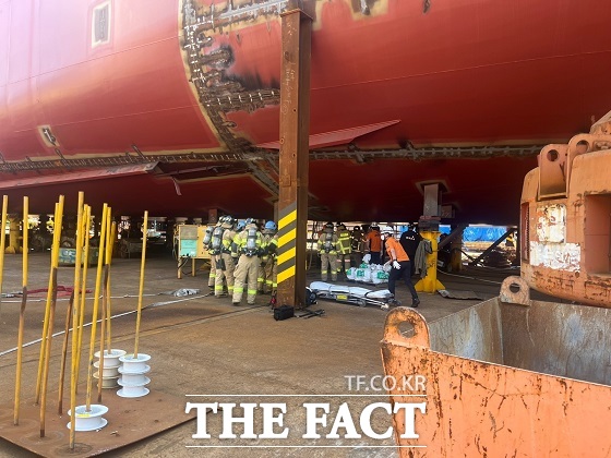 13일 오후 부산의 한 항구에서 건조중이던 선박에서 불이 나 3명의 사상자가 발생했다./부산소방재난본부.