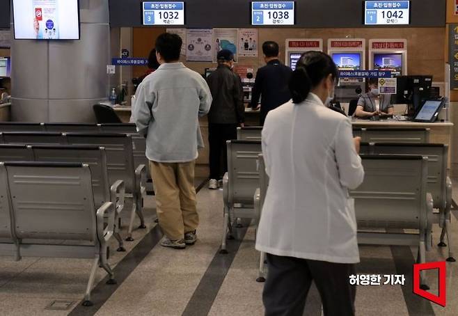 전국 의대 교수들이 휴진하기로 결정한 10일 오전 서울의 한 대형 병원에서 환자와 보호자들이 진료 접수를 하고 있다.  사진=허영한 기자 younghan@