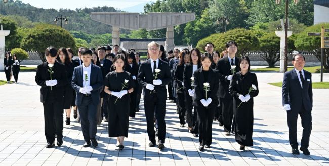 김이강 광주 서구청장이 13일 공무원들과 5·18민주묘지를 찾아 참배했다.[사진제공=서구]