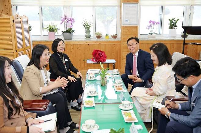 홍남표 창원특례시장은 맞은편 차유미 성호초 교장과 담소를 나누고 있다.