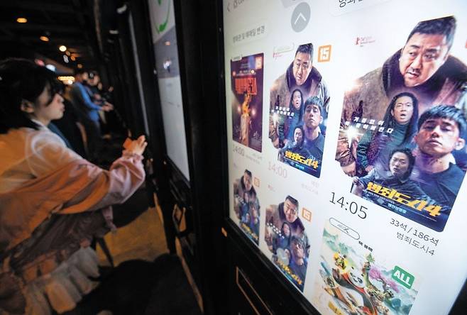 지나친 상영관 독식으로 비판받는 영화 '범죄도시4'가 수일 내 천만 관객을 기록할 것으로 예상된다. 사진은 서울의 한 영화관에서 티켓을 찾고 있는 관객의 모습. /뉴스1