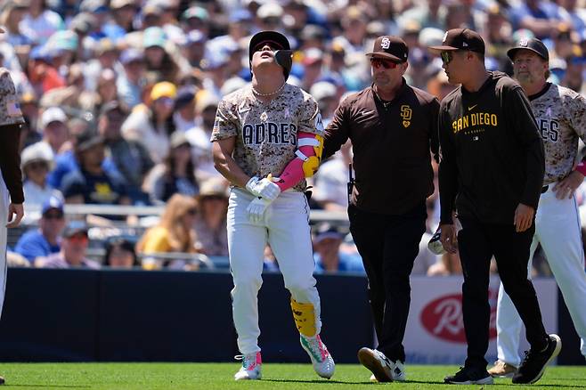 샌디에이고의 김하성이 LA 다저스전에서 4회 상대 투수의 공에 맞은 뒤 손목을 잡고 있다. /AP 연합뉴스
