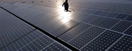인도 뉴델리의 케샤브푸람 태양광 발전소에서 한 정비공이 태양광 패널을 청소하고 있다./블룸버그