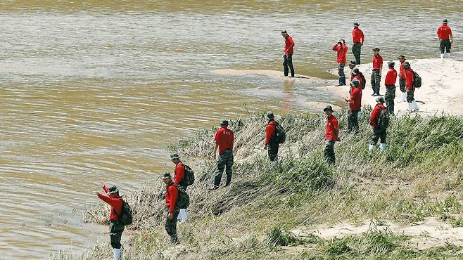 작년 7월 해병대원들이 경북 예천 수해 현장에서 급류에 휩쓸려 실종된 고 채수근 상병을 찾는 모습./장련성 기자