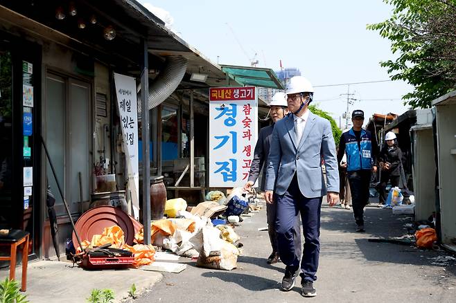 정원오 성동구청장이 마장동 먹자골목 철거를 앞두고 살펴보고 있다. /성동구 제공