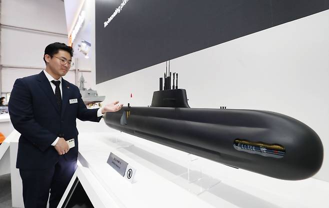 경남 창원시 진해구 해군사관학교에서 열린 '2024 이순신방위산업전(YIDEX)' 한화오션 부스에서 관계자가 장보고-III 배치-II 잠수함을 소개하고 있다. /뉴스1