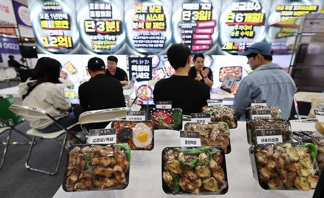 지난 9일 대구 북구 엑스코에서 열린 ‘2024 대구 프랜차이즈 창업박람회’를 찾은 예비창업자들이 창업 상담을 받고 있다.ⓒ뉴시스