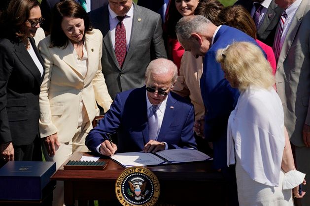 조 바이든 미국 대통령이 지난 2022년 8월9일 ‘반도체지원법’ 법안에 서명하고 있다. ⓒ AP/뉴시스
