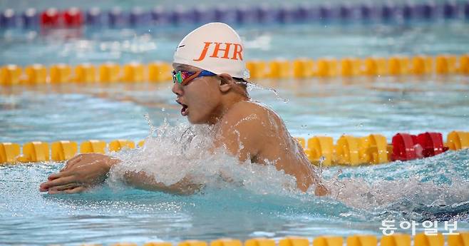 12일 경북 김천수영장에서 열린 제96회 동아수영대회 남자 초등부 평영 100m 결선에서 역영하고 있는 최은우. 김천=변영욱기자 cut@donga.com