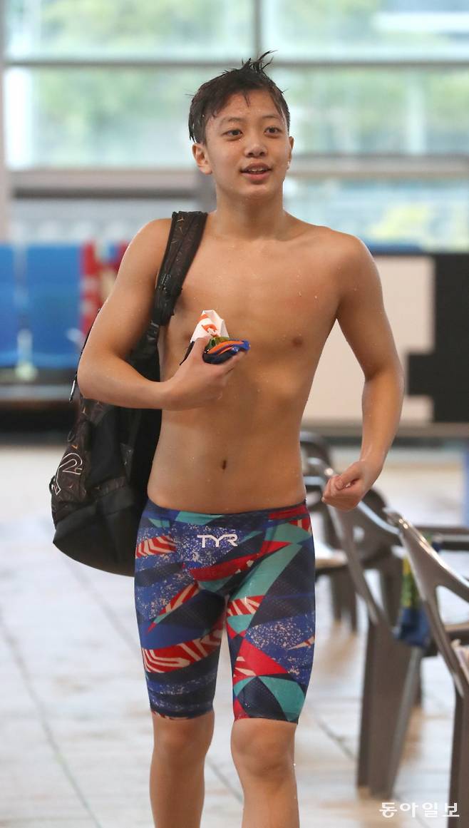12일 경북 김천수영장에서 열린 제96회 동아수영대회 남자 초등부 평영 100m 결선에서 우승한 뒤 밝은 표정으로 경기장을 빠져나가고 있는 최은우. 김천=변영욱기자 cut@donga.com