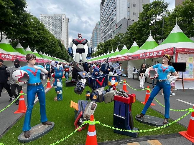 2024년 파워풀대구페스티벌에서 유엔디의 로봇카페알파 앞에 전시된 로봇모형들.