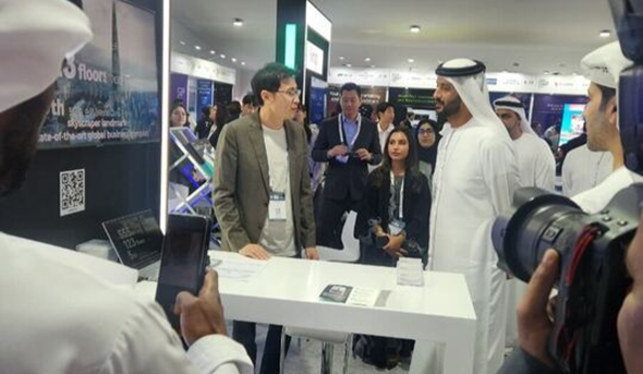 압둘라 빈 토우크 알마리 UAE 경제부장관이 펀블 부스를 방문해 환담을 나누고 있다. 사진=편블
