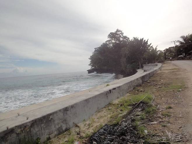뉴기니 비악섬의 해변 옹벽. 섬 사람들은 밀려드는 해수로부터 부모님 묘소를 지켜내기 위해 시멘트 옹벽을 쌓았다. 사진=전경수 교수