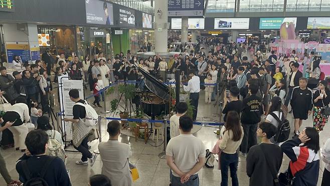 지난 12일 부산역 2층 대합실에 '그랜드 피아노'가 설치돼 방문객에 볼거리, 들을거리, 즐길거리를 선사한다. 현장 공연에 많은 사람들이 모여 관람하고 있다. 부산관광공사 제공