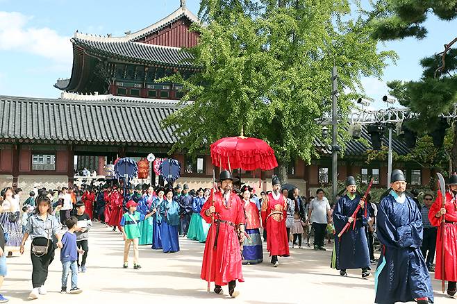 서울 종로구 경복궁에서 ‘왕가의 산책’이 진행되고 있다. ‘왕가의 산책’은 동궁전과 경회루, 근정전 등 경복궁 일원을 산책하는 왕가의 모습을 그대로 재현한 프로그램이다. (ⓒ뉴스1, 무단 전재-재배포 금지)