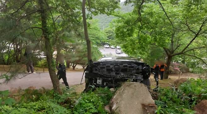 지난 12일 경남 사천시의 한 사찰 주차장에서 전기승용차가 바위와 충돌해서 차에 타고 있던 2명이 숨지고, 2명이 부상을 당했다. 경남경찰청 제공