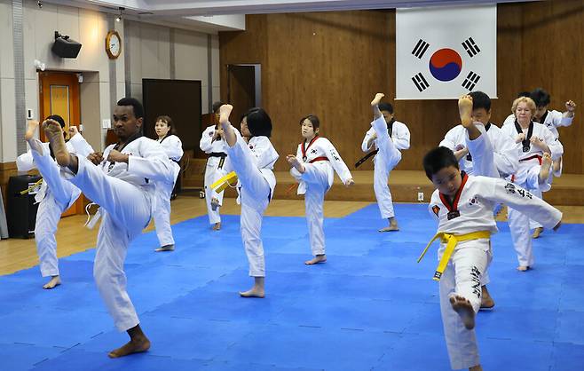 태권도 수강생들이 지난 8일 경기도 안산시 단원구 외국인주민지원본부 태권도 교실에서 품새를 익히고 있다. 윤운식 선임기자