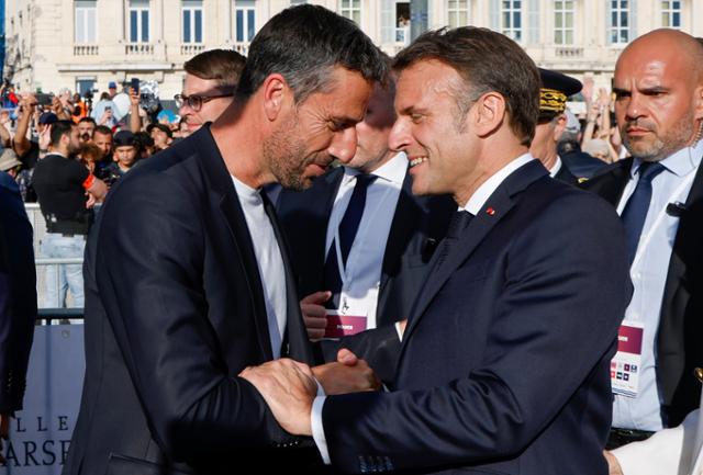 에마뉘엘 마크롱(오른쪽) 프랑스 대통령과 토니 에스탕게 파리 2024 올림픽·패럴림픽 조직위원장이 8일(현지시간) 프랑스 남부 마르세유에서 열린 2024 파리올림픽 성화 도착 기념식에서 악수하고 있다. 마르세유=AP/뉴시스