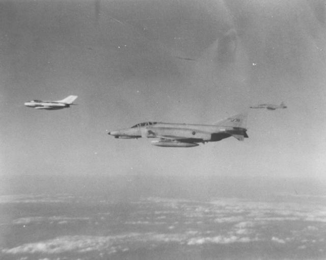 1983년 2월 25일 F-4E 팬텀 전투기가 서해 연평도 상공을 통해 귀순한 북한의 미그-19기(왼쪽)를 안전하게 유도하고 있다. 공군 제공