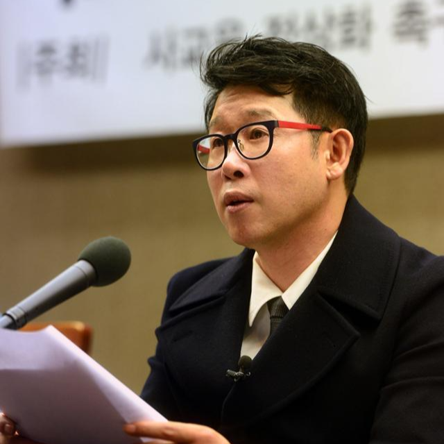 2017년 3월 7일 오전 서울 중구 프레스센터에서 열린 사교육 불법홍보 고발 및 근절촉구 기자회견에서 스타강사 '삽자루'로 알려진 우형철씨가 불법홍보 사례를 발표하고 있다. 뉴시스