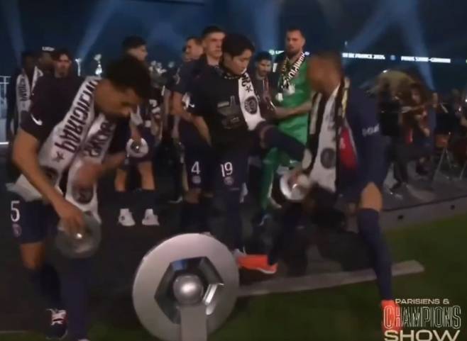 13일 열린 파리생제르맹(PSG)의 프랑스 리그1 우승 시상식. 킬리안 음바페의 엉덩이를 왼발로 차고 있는 이강인의 모습. 사진=파리지앵 챔피언스 쇼 캡처