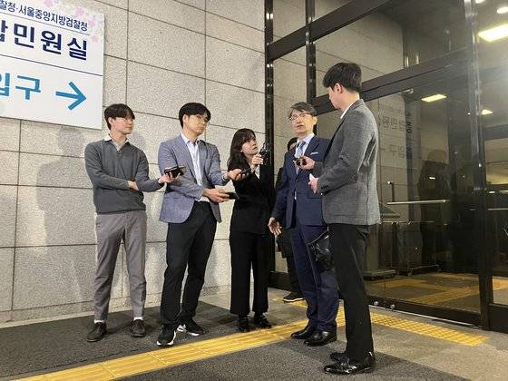 윤석열 대통령의 부인 김건희 여사에게 명품 가방을 건넨 최재영 목사가 13일 오후12시간에 걸친 검찰 조사를 마치고 서울중앙지검을 나서면서 기자들과 만나 질의응답을 하고 있다. 뉴스1