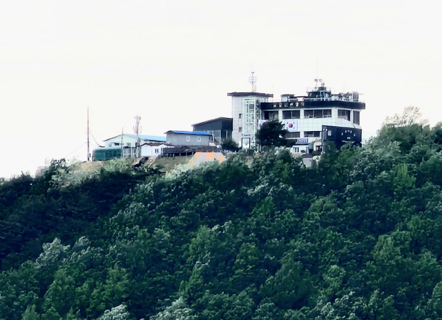 ▲ ‘DMZ 평화의 길 테마노선’ 강원 고성 구간 1개 코스(통일전망대~남방한계선)가 14일부터 11월 30일까지 일반인에 개방, 본격 운영된다. 고성 통일전망대에서 바라본 금강산전망대 모습. 전인수
