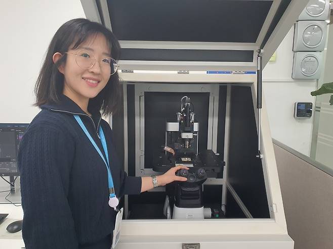 차윤미 주임이 NX12(바이오 샘플 분석 장치)의 기능을 설명하고 있다. 수원=윤현주 기자