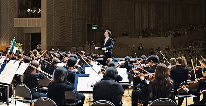 지난 12일 후쿠야마 국제음악제의 폐막 공연을 하고 있는 한경아르떼필하모닉.  아스팬재팬 제공