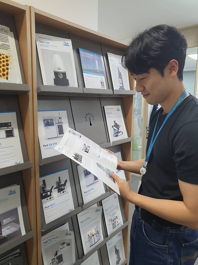 하승섭 주임이 제품 브로슈어를 보고 있다. 수원=윤현주 기자