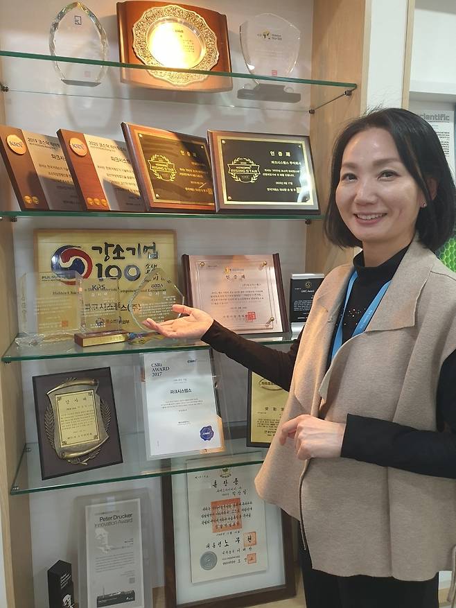 조연옥 전무(CFO)가 회사 소부장 강소기업 인증패 등을 보여주고 있다. 수원=윤현주 기자