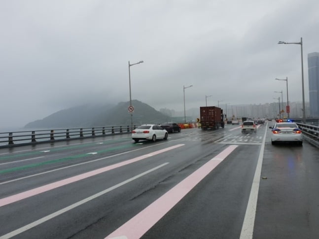 고속도로에 설치된 색깔 유도선.  사진=연합뉴스